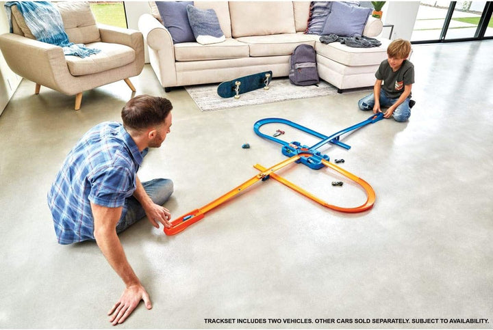 Toy Car Track Builder Playset, Deluxe Stunt Box with 25 Component Parts & 1:64 Scale Vehicle (Amazon Exclusive)