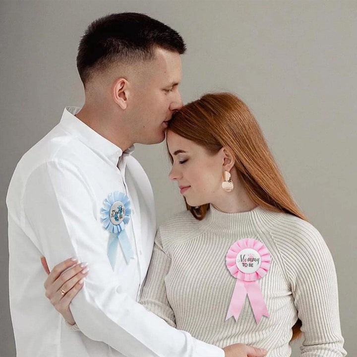 2 Pieces Daddy and Mommy to Be Tinplate Badge Pin, Celebration Gender Reveal Party Favor New Dad Mom Gifts Rosette Buttons with Ribbon Baby Shower Decorations (Pink + Blue)