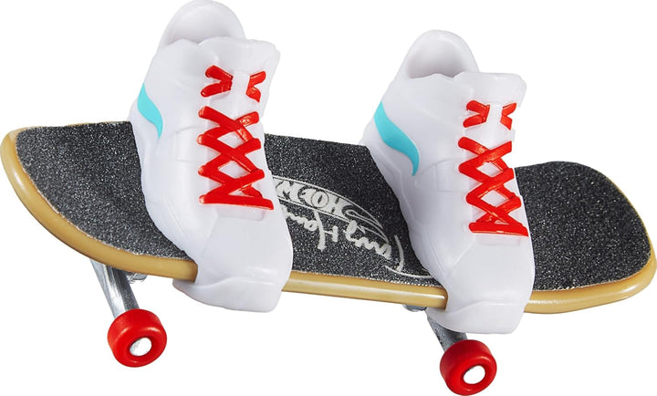 Skate Tony Hawk Fingerboard & Removable Skate Shoes Multipack, 4 Boards, 2 Pairs of Shoes, 1 Exclusive Set (Styles May Vary)