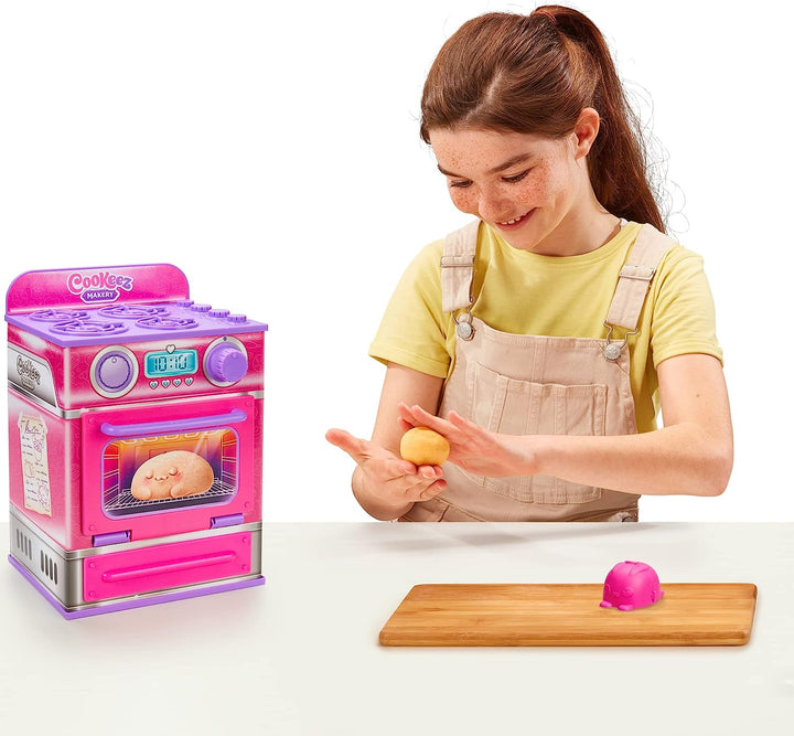 Cinnamon Treatz Oven – Interactive Bake & Reveal Oven Playset with Mystery Scented Plush (Cinnamon Pooch, Fondant Feline, or Strawberry Swirl), Mixing Tools, Dough, & Accessories, 5+