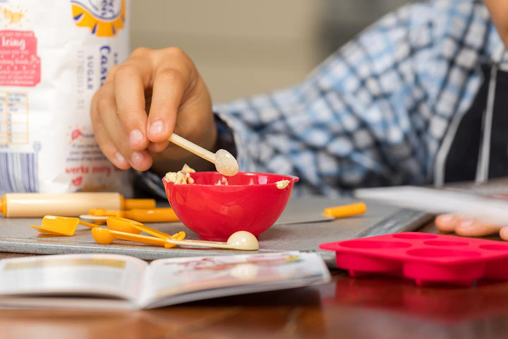 Toys TINY Baking with 20 Delicious Tiny Recipes. Big Science. Tiny Tools.