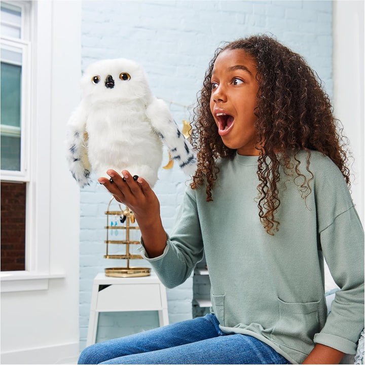 Harry Potter, Enchanting Hedwig Interactive Owl with over 15 Sounds and Movements and Hogwarts Envelope, Kids Toys for Ages 5 and Up
